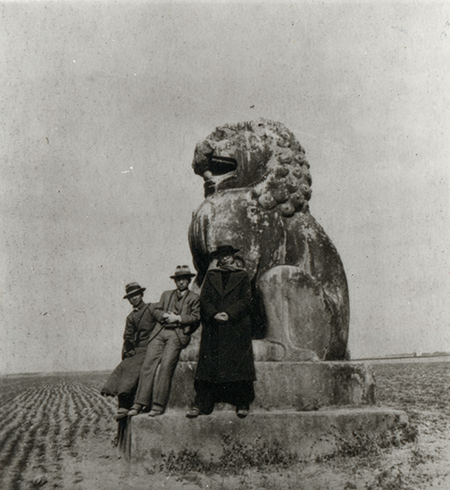 1936年梁思成（中）与莫宗江（左）等考察陕西咸阳顺陵