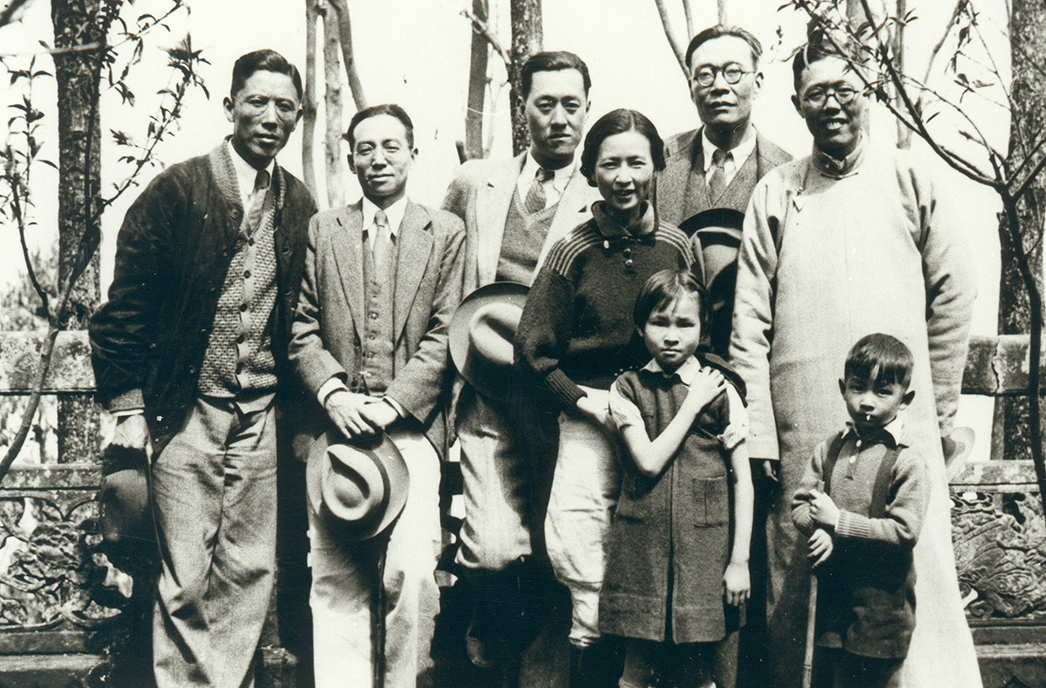 1938年梁思成一家在昆明与西南联大教授们（左一周培源，左三陈岱孙，右二金岳霖，右一吴有训）合影