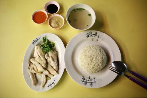 中国侨网“满福”鸡饭食材新鲜,鸡翅膀会为顾客剔骨。(新加坡《联合早报》/白艳琳 摄)