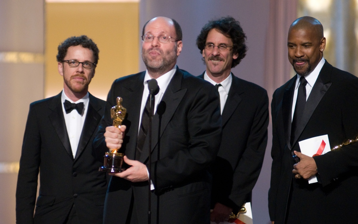 斯科特·鲁丁（左二）凭借科恩兄弟执导的《血色将至》获得奥斯卡最佳影片奖