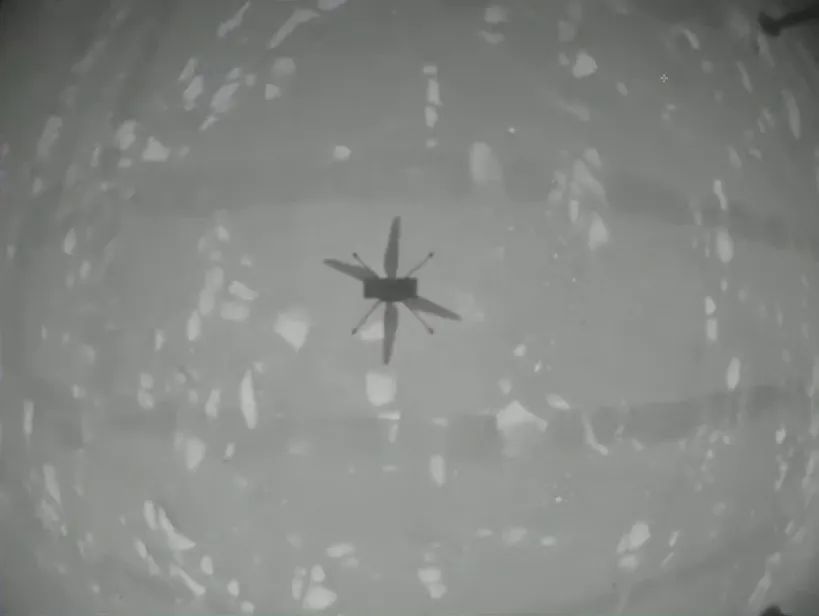 毅力号火星车摄像头拍摄机智号直升机起飞。图源：NASA官网