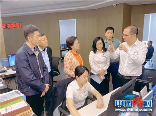 中国侨网调研组现场观摩海外远程视频公证服务项目办理情况。　林燕银　摄
