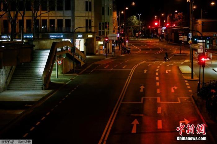当地时间2021年4月24日,德国,首次采取全国统一标准宵禁令的德国防疫新规开始生效。德国总理默克尔24日表示,人们非常希望能够有更轻松的办法阻断并扭转第三波疫情,然而除了实施更加严厉的新规外,并无其它选择。德国联邦政府当天将印度宣布为新冠病毒变异地区,从次日起将禁止除德国公民以外的人士从印度入境德国。 点击进入下一页