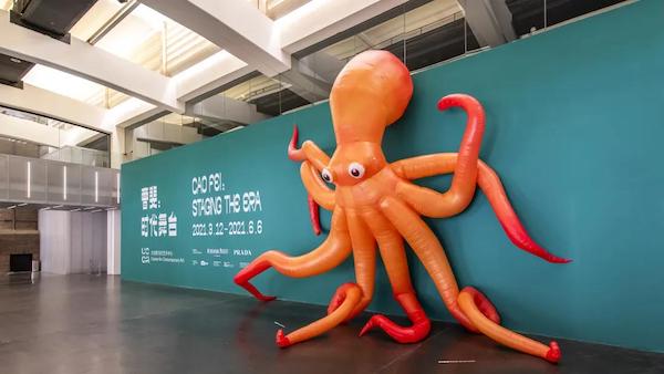 曾于曹斐作品《人类几乎》中担纲主演的蔡徐坤在“曹斐：时代舞台”展览现场。