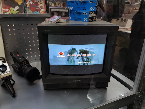 Artist Room里的电视机在反复播放上世纪90年代“太阳神”等广告  王诤摄