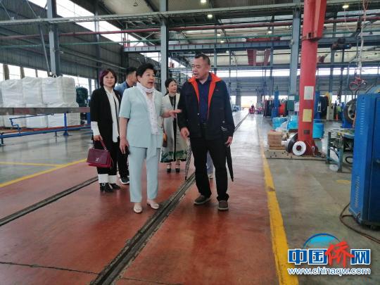 王琳达(前排右二)一行，在侨资企业桂林电线电缆集团临桂生产厂考察。　陆汉宝？　摄
