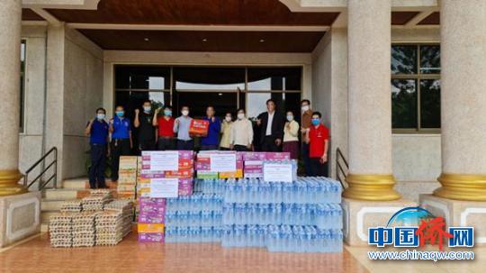 老挝广西商会向老挝国立大学捐赠 广西侨联供图 摄