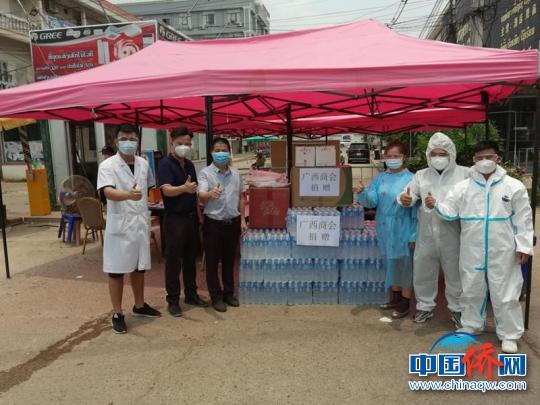 中国侨网老挝广西商会向老挝三江国际市场物业部捐赠抗疫物资　广西侨联供图　摄