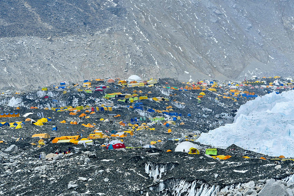 当地时间2021年4月30日，尼泊尔索卢昆布，珠穆朗玛峰大本营。人民视觉 图