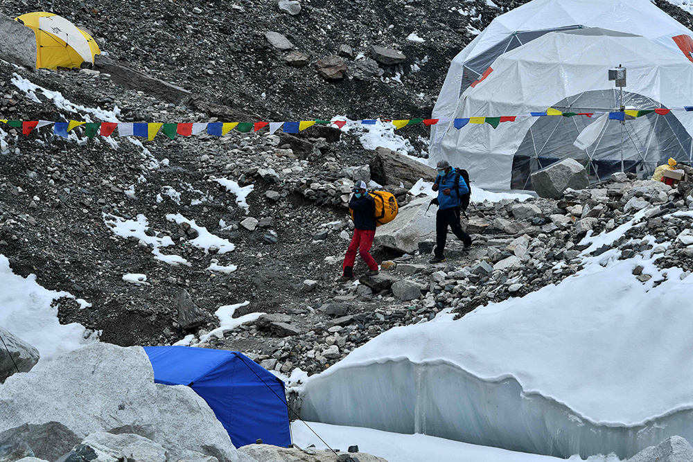 2021年5月1日，登山者抵达珠穆朗玛峰大本营。人民视觉 图