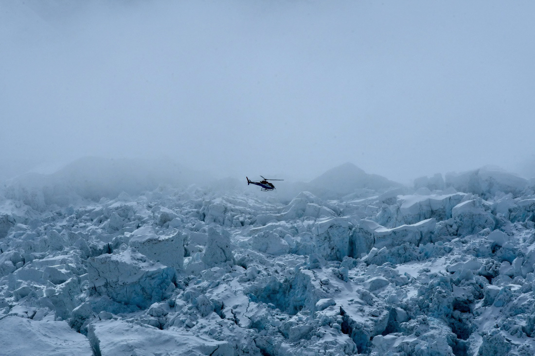 2021年5月2日，尼泊尔索卢昆布，直升机飞过昆布冰川。