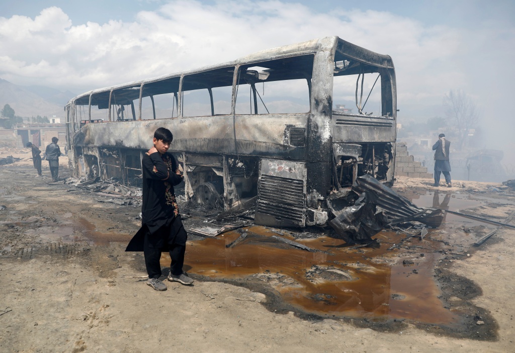 阿富汗喀布尔发生重大火灾，车辆被毁。