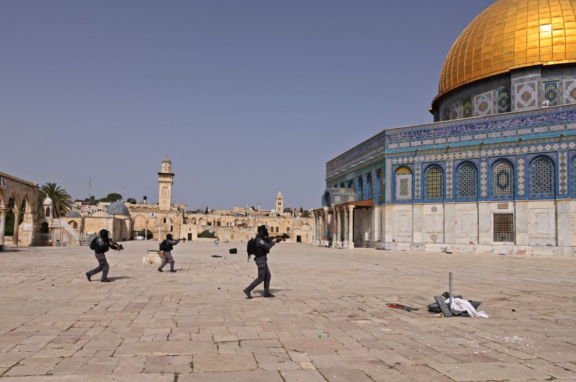 5月10日，以色列安全人员在耶路撒冷老城圣殿山（穆斯林称“尊贵禁地”）行动。新华社 图