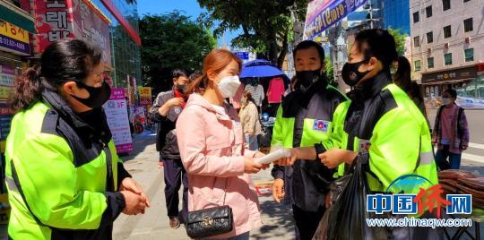 9日，中国同胞中央联合会在首尔开展免费发放十万只口罩爱心活动。　社团法人在韩同胞总联合会曹明权供图 摄