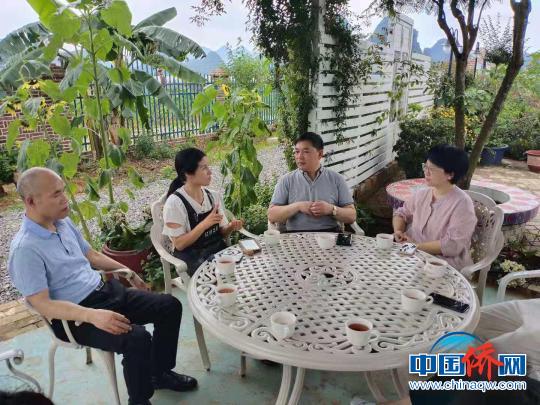 程海超(右二)一行与桂林美庐生态农业发展有限公司负责人周斌(左二)座谈。　邓世杰 摄
