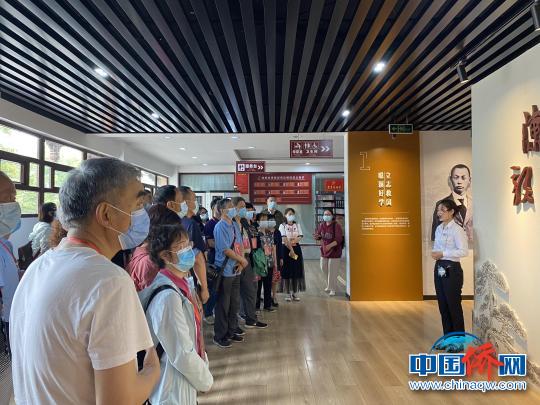 中国侨网成华区“侨之家”成员在讲解员的带领下参观学习。