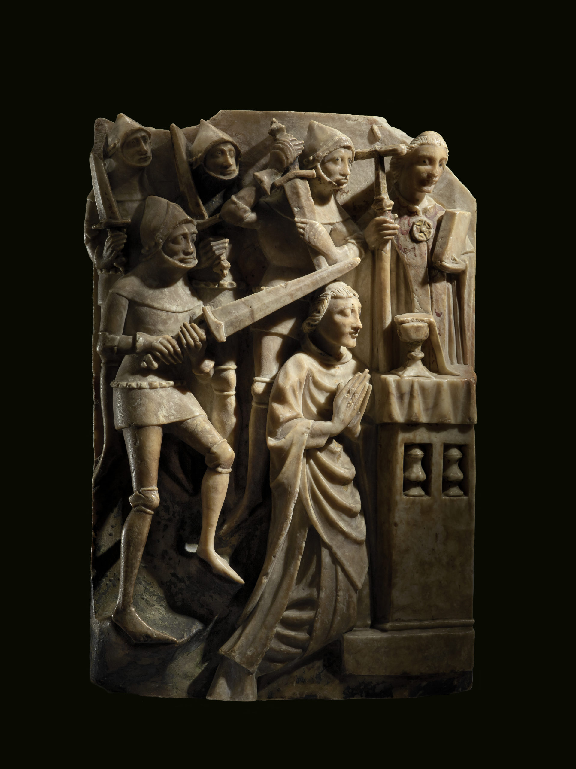 雪花石雕塑，约1450-1550年，英格兰 （贝克特正跪在圣坛前，他紧密双目，双手合十，而在他的身后，四名骑士已拔出利剑；贝克特的右侧是僧侣爱德华·格勒姆，他的手臂被骑士的利剑刺伤。）