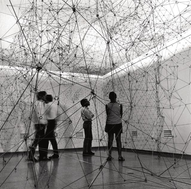 格特鲁德·戈德施密特（格戈）《网状物》，1969年，不锈钢丝，可变尺寸。相片由保罗·加斯帕里尼拍摄于1969年，展示了加拉加斯美术博物馆的参与者。委内瑞拉加拉加斯国家博物馆基金会。©格戈基金会