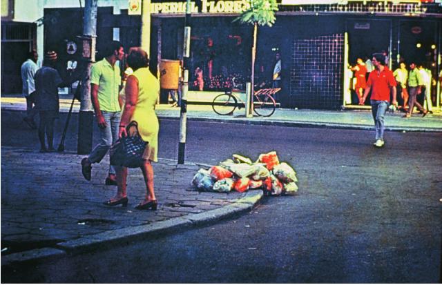 阿图尔·巴里奥《DEFL 情景+S+街道》（DEFL Situação + S + Ruas）的照片，1970年4月。里约热内卢。