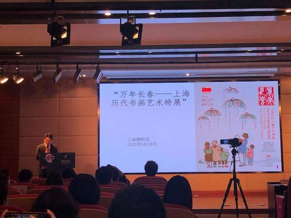 上海博物馆研究人员在活动现场介绍即将推出的“万年长春——上海历代书画艺术特展”
