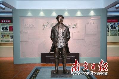 中国侨网林基路烈士纪念馆内的林基路雕像。南方日报记者 杨兴乐 摄