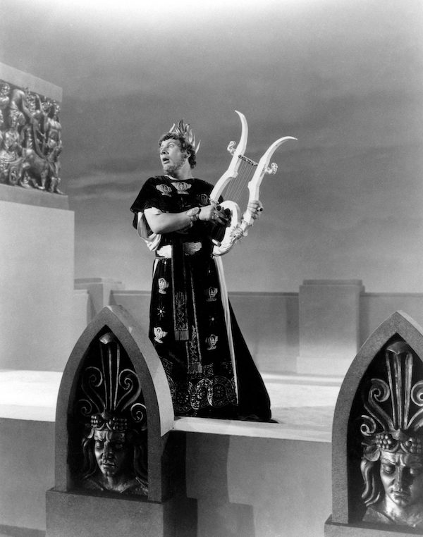 1951年，演员彼得·乌斯斯蒂诺夫（Peter Ustinov）扮演的尼禄。剧中，尼禄在罗马燃烧后弹奏七弦琴。