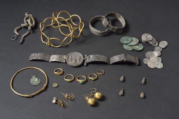 最近出土饰品，在布狄卡攻打科尔切斯特（Colchester）期间被埋起来，据考证这些物品的主人是一名罗马老兵和他的妻子，但后来他们从未设法找回这些物品。公元60-61年©科尔切斯特博物馆。