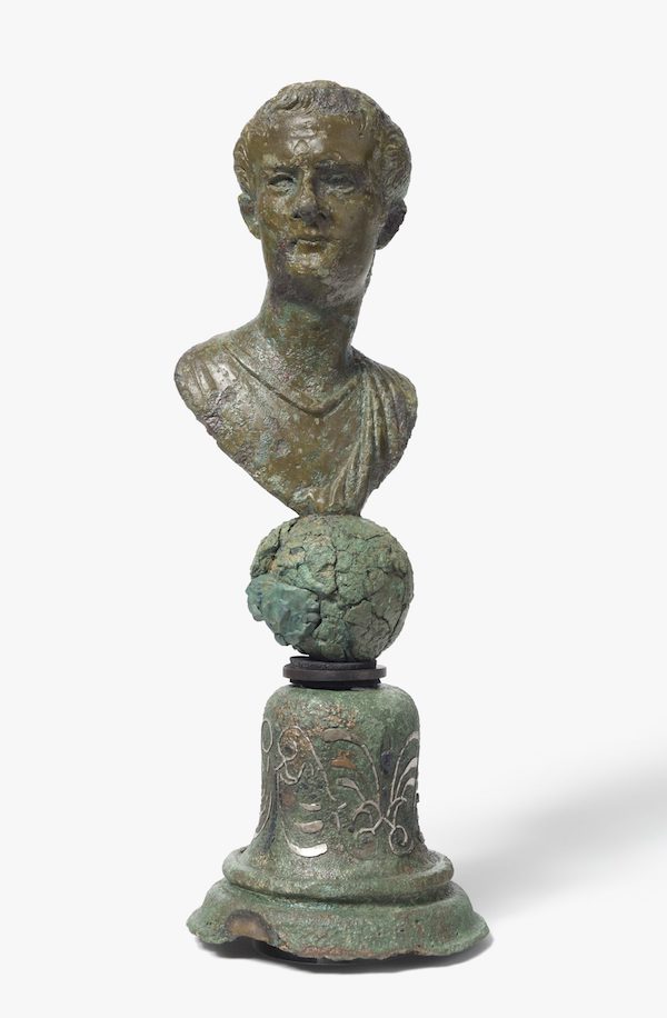 卡利古拉微型古铜色胸象被安放在地球上，公元37–41  ©科尔切斯特博物馆