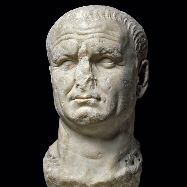 超大尺寸的维特里乌斯皇帝的大理石头部，可能用尼禄肖像重新雕刻而成。罗马帝国，公元70–80年。
