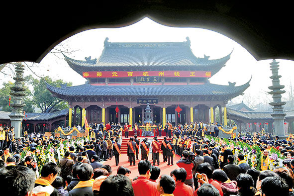 “辛卯元宵杭州钱王祭”仪式在杭州钱王祠五王殿前举行。钱氏后裔们于2008年恢复举行已中断上百年的“元宵祭钱王”活动。新华社资料片