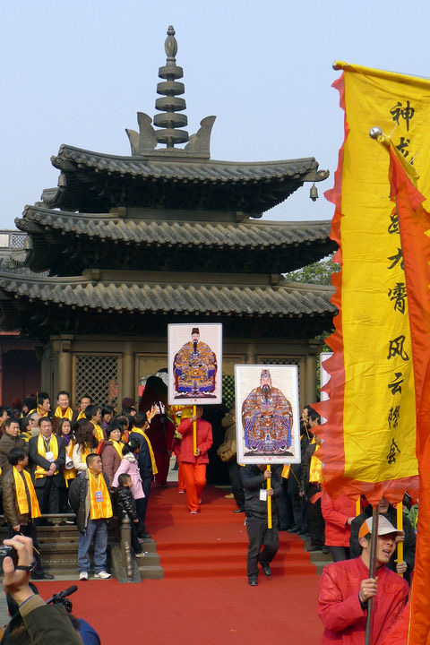 “辛卯元宵杭州钱王祭”仪式在杭州钱王祠五王殿前举行。钱氏后裔们于2008年恢复举行已中断上百年的“元宵祭钱王”活动。新华社资料片