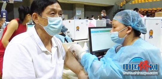 图为宁德籍美国华侨刘郑美接种新冠疫苗。　蕉城区融媒体中心 供图