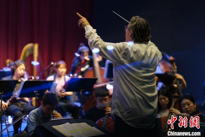 图为重庆节日交响乐团音乐会排练现场，彼得·利兹执棒指挥。　何蓬磊 摄