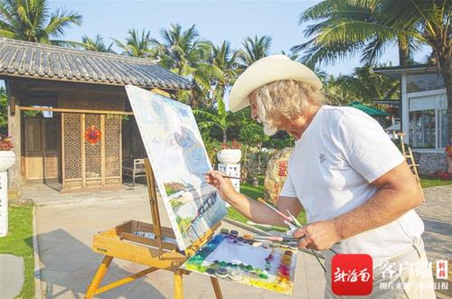 中国侨网谢尔盖在琼海博鳌作画。