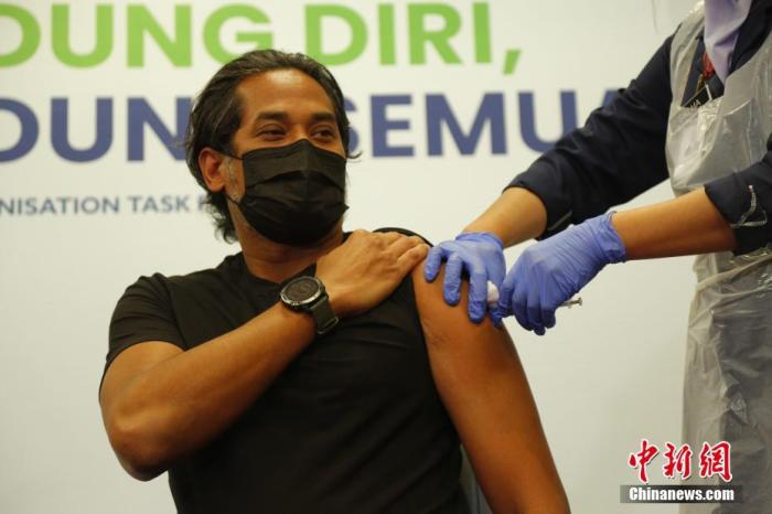 3月18日起，马来西亚开始接种中国科兴生物生产的新冠疫苗，马来西亚科学、工艺及创新部部长凯里·贾马鲁丁成为科兴新冠疫苗在该国首位接种者。图为在森美兰州一家医院，凯里正在接受疫苗接种。
<a target='_blank'  data-cke-saved-href='http://www.chinanews.com/' href='http://www.chinanews.com/'>中新社</a>发 温俊钦 摄