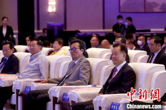 中国侨联副主席、中国侨商联合会常务副会长李卓彬(前右二)出席会议。　张道正 摄