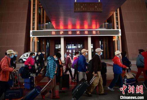 中国侨网图为游客们抵达拉萨火车站内准备检票。　贡嘎来松　摄