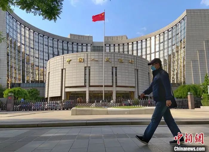 资料图：一名行人从中国人民银行前经过。中新社记者 张兴龙 摄