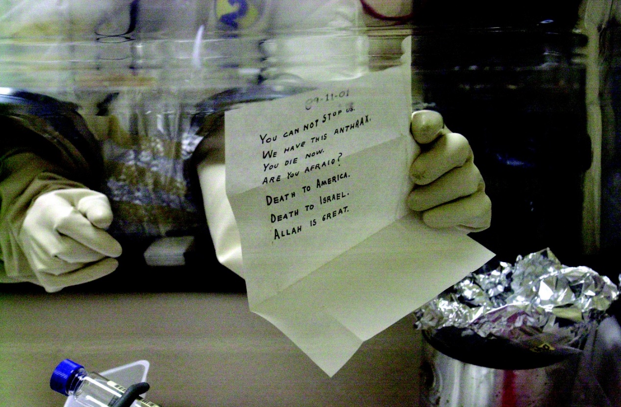 2001年11月，在美国陆军德特里克堡生物医学研究实验室，实验室研究人员拿着一封写给参议员莱希的炭疽信件。