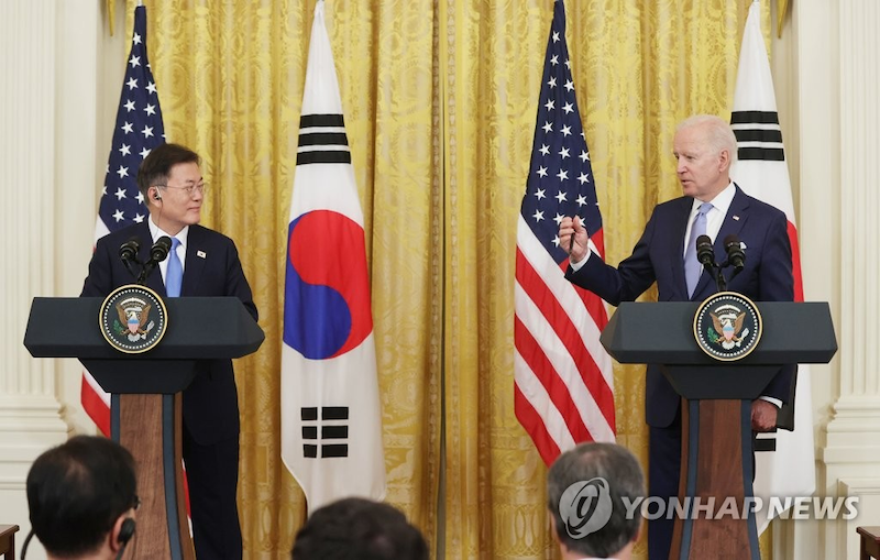 韩国总统文在寅当地时间21日在美国华盛顿白宫同美国总统拜登举行会谈，在双方会谈后举行的记者会上，文在寅宣布，韩美双方商定终止《韩美导弹指南》。