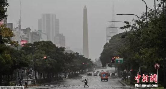 当地时间5月22日，阿根廷布宜诺斯艾利斯，街头行人车辆稀少。