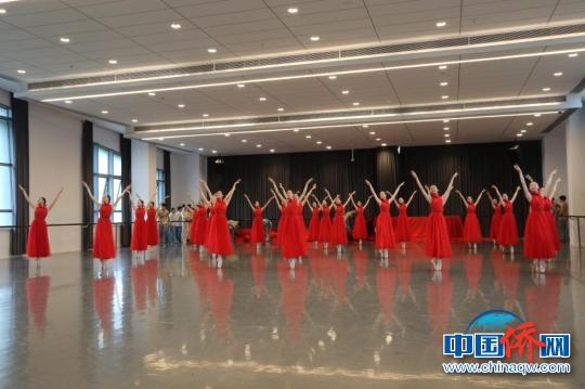 部分侨界知名艺术家走进上海戏剧学院附属舞蹈学校，观摩舞蹈诗《黄河》排练。　钱人源 摄