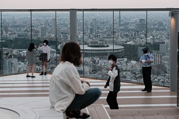 当地时间2021年6月1日，日本东京涩谷，民众出行。人民视觉  资料图