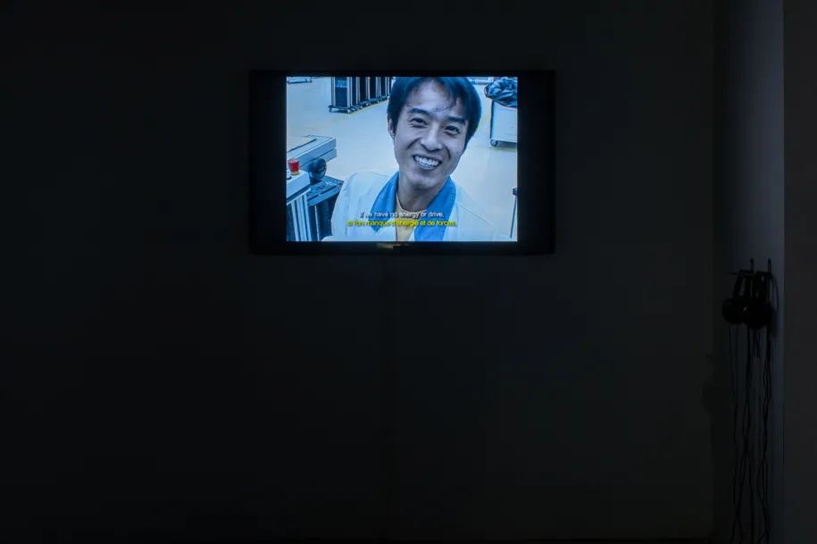 杨振中，《春天的故事》，2003，单通道录像。“环形撞击：录像二十一”展览现场，2021，OCAT上海馆，摄影：吴清山