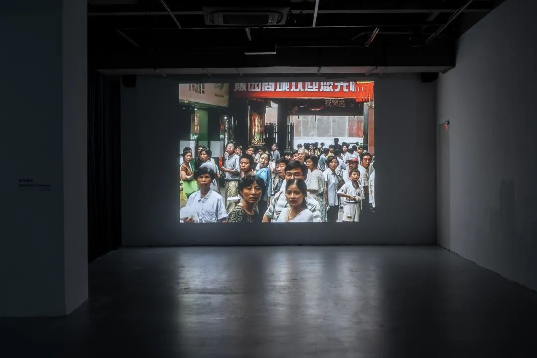 徐震，《喊》，1998（2005），单通道录像 “环形撞击：录像二十一”展览现场，2021，OCAT上海馆，摄影：吴清山