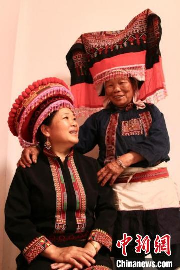 瑶族民歌歌者盘林花(左一)和母亲合影 徐欣桐 摄