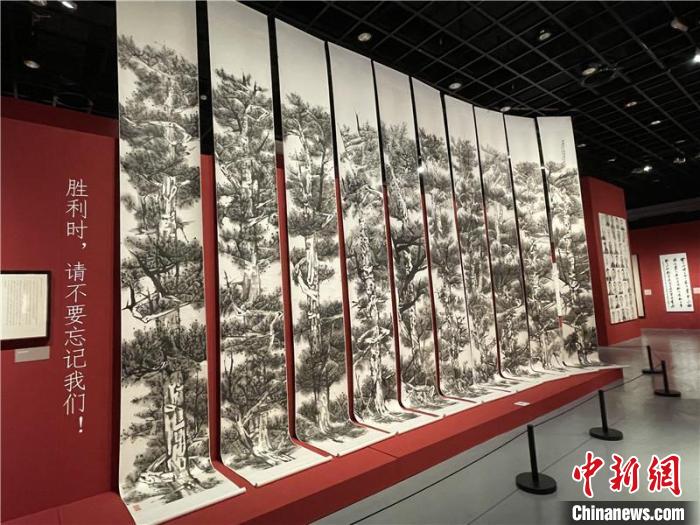 特展现场的《中国共产党建党百年庆》。　张煜欢 摄