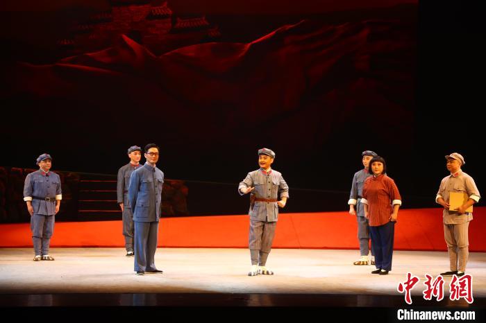 图为方志敏饰演者国家一级演员、京剧老生杨少彭正在表演。　刘占昆 摄