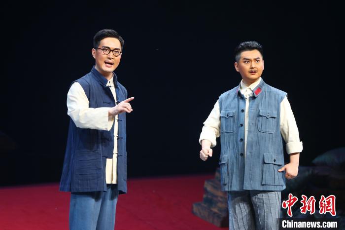 图为国家二级演员、江西省京剧团工老生杨世宁(左)正在表演。　刘占昆 摄