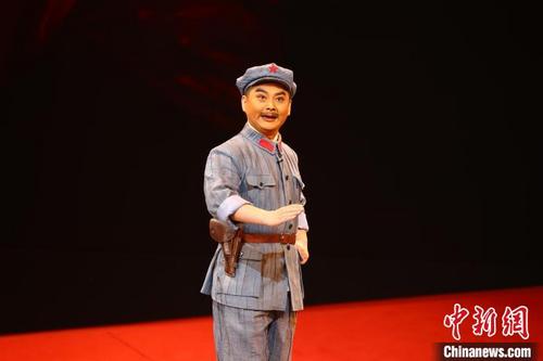 中国侨网图为方志敏饰演者国家一级演员、京剧老生杨少彭正在表演。　刘占昆　摄